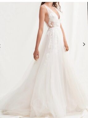Lainie Willowby wedding dress. never worn with vail